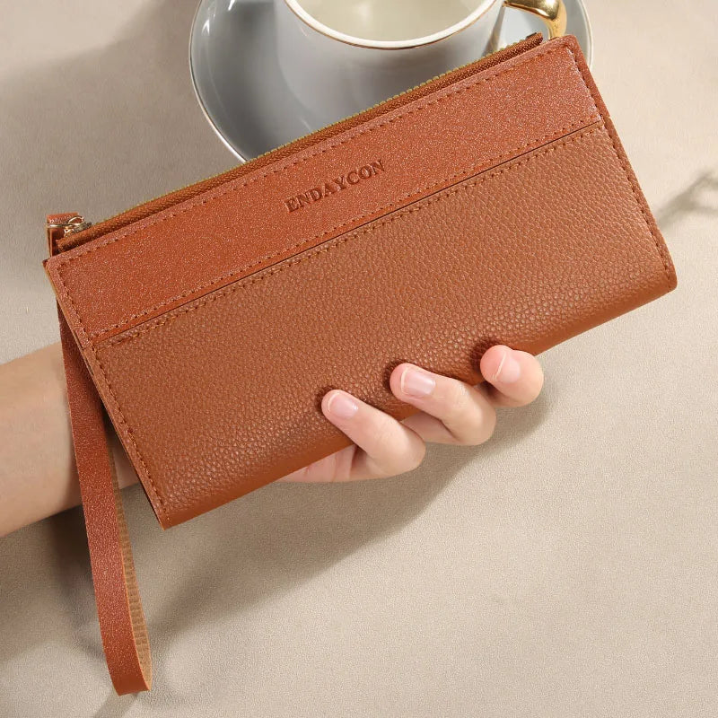 Fashionable women's wallet with contrasting colors