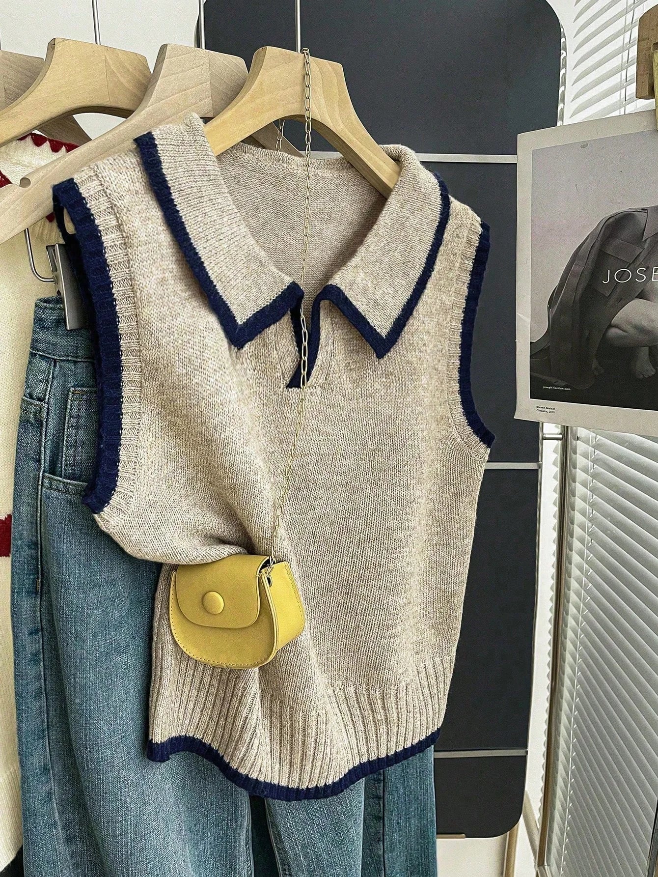 Women's knitted vest with a polo collar design