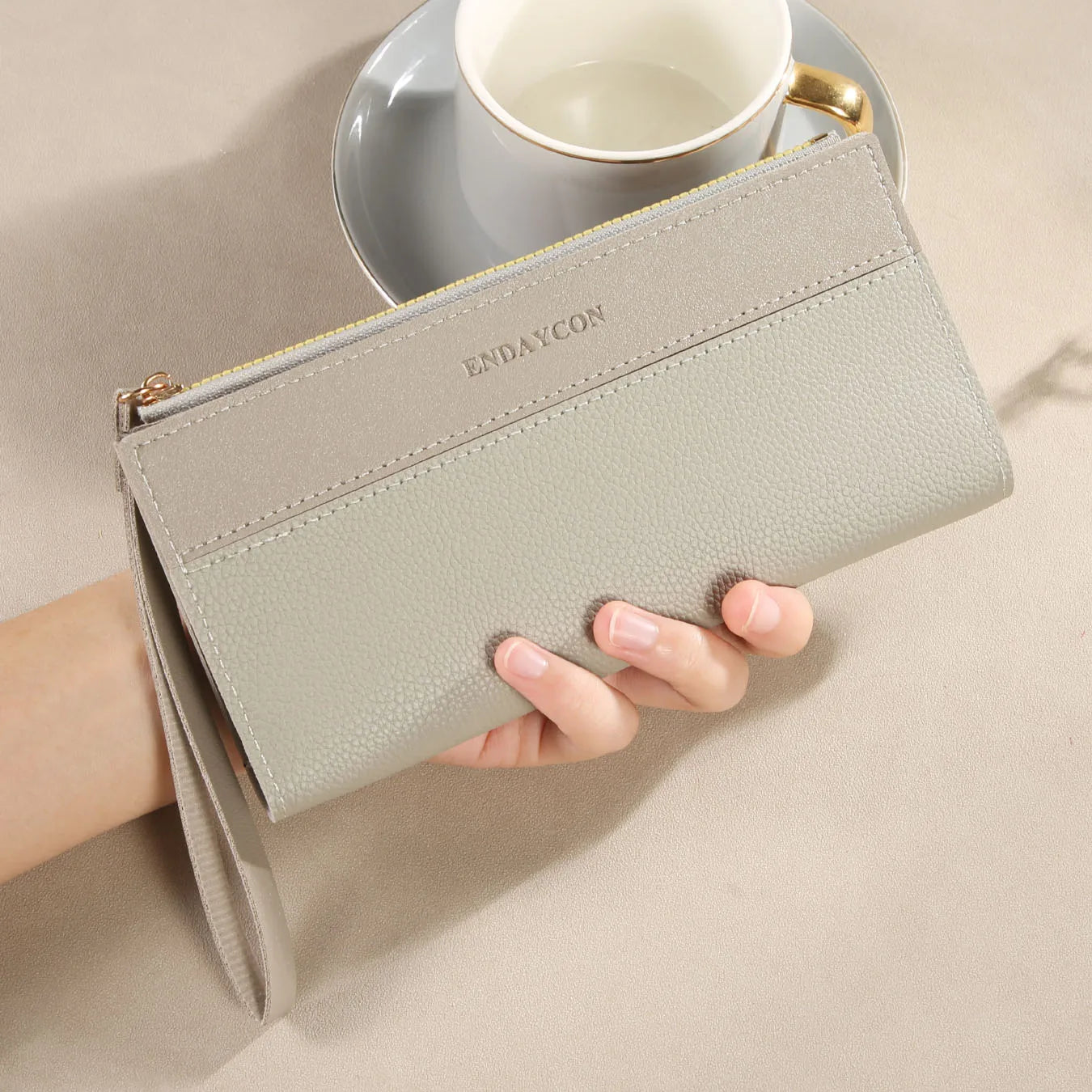 Fashionable women's wallet with contrasting colors