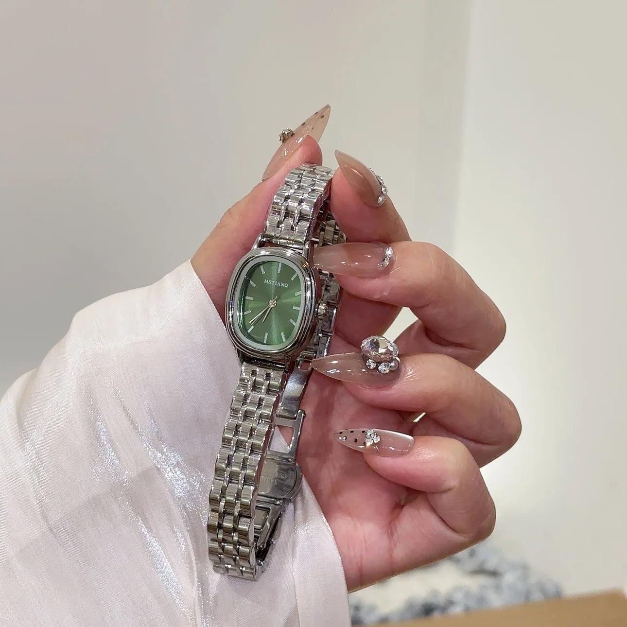 Small Oval Dial Quartz Watch Student Fashion  Luxury Gift Clock