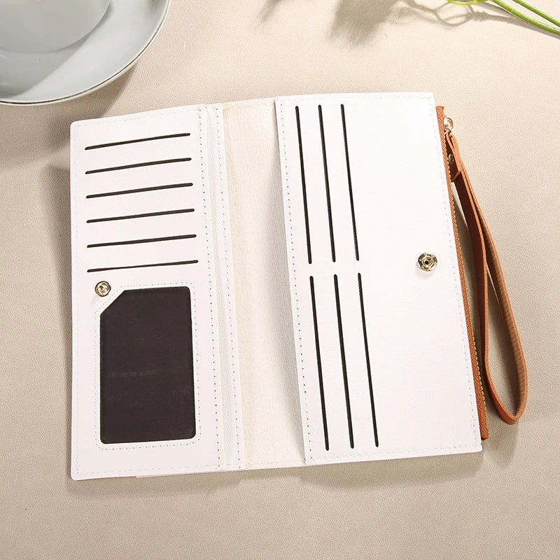 Fashionable women's wallet with contrasting colors