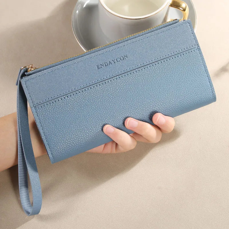 Fashionable women's wallet with contrasting colors