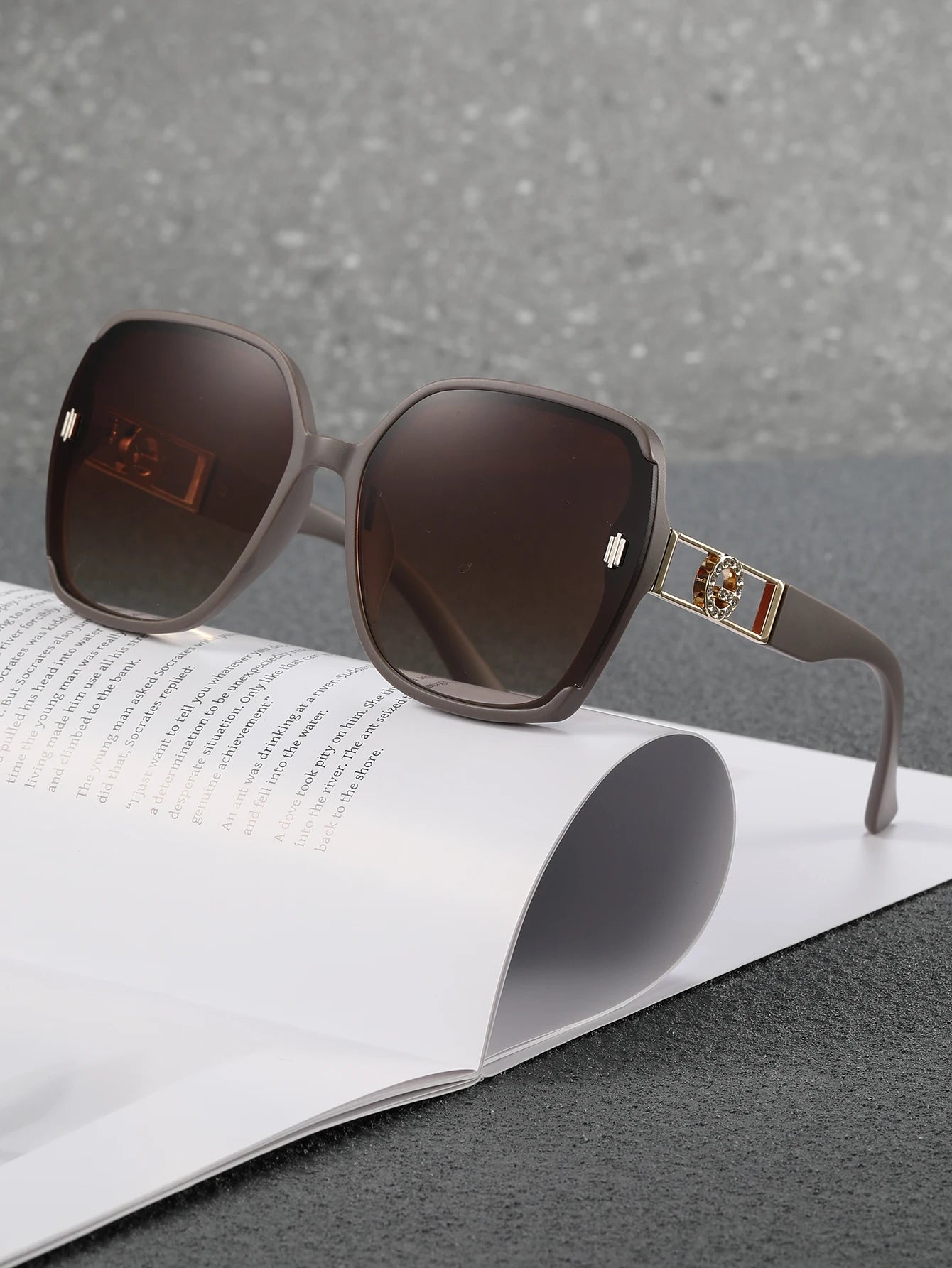 New sunglasses for women UV-resistant sunglasses for women