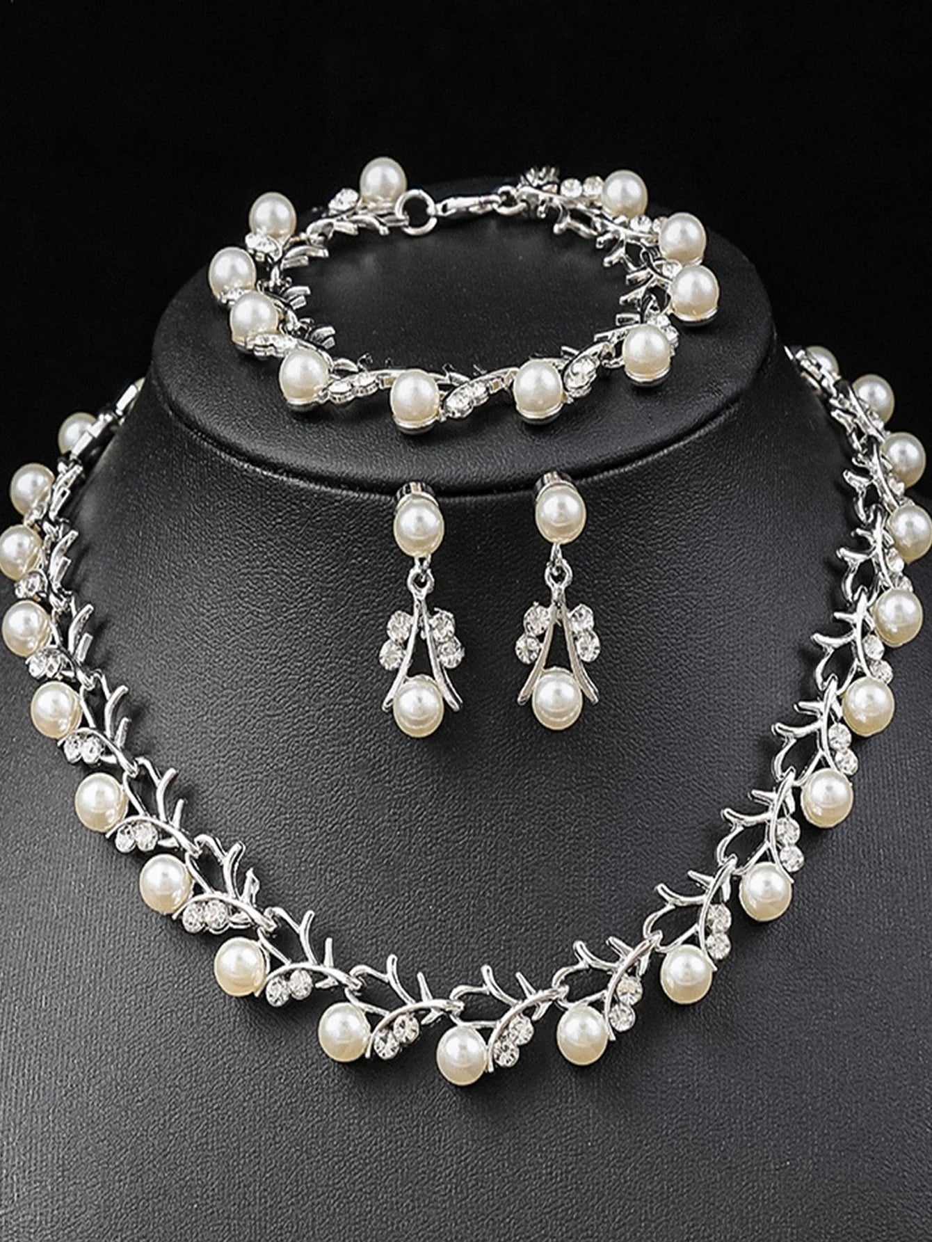 4pcs women's jewelry set with pearl rhinestone necklace, earrings, bracelets.